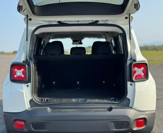 Benzin 2,4L Motor von Jeep Renegade 2020 zur Miete in Kutaisi.