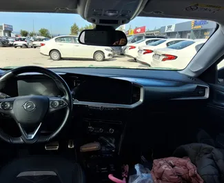 Mietwagen Opel Mokka 2023 in der Türkei, mit Benzin-Kraftstoff und 115 PS ➤ Ab 48 USD pro Tag.