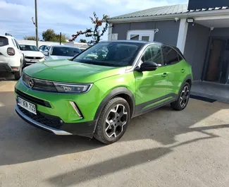 Frontansicht eines Mietwagens Opel Mokka am Flughafen Antalya, Türkei ✓ Auto Nr.9804. ✓ Automatisch TM ✓ 0 Bewertungen.