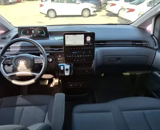 Frontansicht eines Mietwagens Hyundai Staria am Flughafen Antalya, Türkei ✓ Auto Nr.12138. ✓ Automatisch TM ✓ 0 Bewertungen.