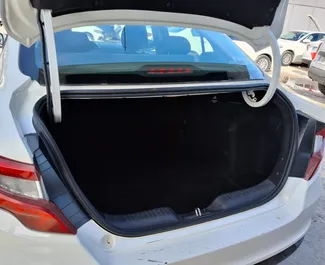 Diesel 1,3L Motor von Fiat Egea 2023 zur Miete am Flughafen Antalya.