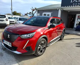 Frontansicht eines Mietwagens Peugeot 2008 am Flughafen Antalya, Türkei ✓ Auto Nr.15556. ✓ Automatisch TM ✓ 0 Bewertungen.