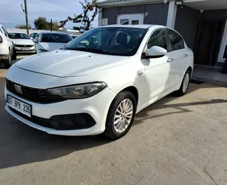 Frontansicht eines Mietwagens Fiat Egea am Flughafen Antalya, Türkei ✓ Auto Nr.6544. ✓ Schaltgetriebe TM ✓ 0 Bewertungen.