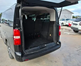 Diesel 2,0L Motor von Citroen Space Tourer 2023 zur Miete am Flughafen Antalya.