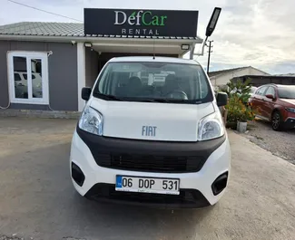 Frontansicht eines Mietwagens Fiat Fiorino am Flughafen Antalya, Türkei ✓ Auto Nr.6570. ✓ Schaltgetriebe TM ✓ 3 Bewertungen.