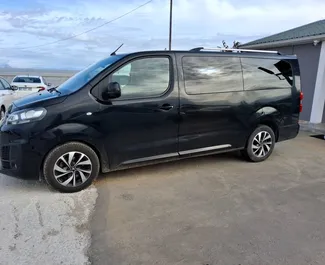 Frontansicht eines Mietwagens Citroen Space Tourer am Flughafen Antalya, Türkei ✓ Auto Nr.7576. ✓ Automatisch TM ✓ 3 Bewertungen.