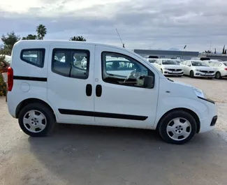 Frontansicht eines Mietwagens Fiat Fiorino am Flughafen Antalya, Türkei ✓ Auto Nr.6555. ✓ Schaltgetriebe TM ✓ 0 Bewertungen.