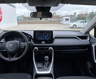 Hybride 2,5L Motor von Toyota Rav4 2023 zur Miete in Kutaisi.