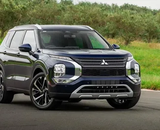 Frontansicht eines Mietwagens Mitsubishi Outlander in Eriwan, Armenien ✓ Auto Nr.15478. ✓ Automatisch TM ✓ 0 Bewertungen.