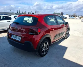 Benzin 1,2L Motor von Citroen C3 2022 zur Miete am Flughafen Antalya.