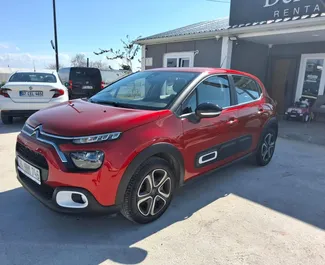 Frontansicht eines Mietwagens Citroen C3 am Flughafen Antalya, Türkei ✓ Auto Nr.6560. ✓ Schaltgetriebe TM ✓ 9 Bewertungen.