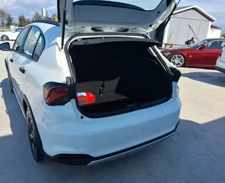 Innenraum von Fiat Egea Cross zur Miete in der Türkei. Ein großartiges 5-Sitzer Fahrzeug mit Schaltgetriebe Getriebe.