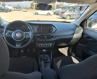 Fiat Egea Cross 2024 mit Antriebssystem Frontantrieb, verfügbar am Flughafen Antalya.