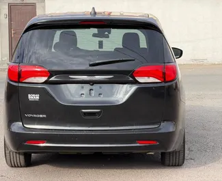 Innenraum von Chrysler Voyager zur Miete in Armenien. Ein großartiges 7-Sitzer Fahrzeug mit Automatisch Getriebe.