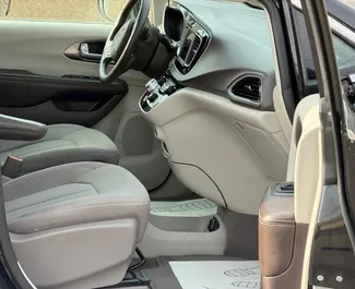 Mietwagen Chrysler Voyager 2021 in Armenien, mit Benzin-Kraftstoff und 287 PS ➤ Ab 105 USD pro Tag.