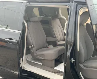 Benzin 3,6L Motor von Chrysler Voyager 2021 zur Miete in Eriwan.