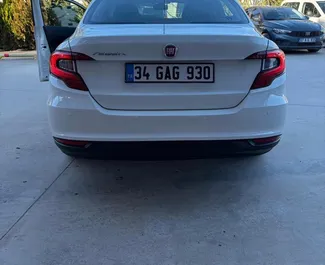 Benzin 1,4L Motor von Fiat Egea 2023 zur Miete am Flughafen Antalya.