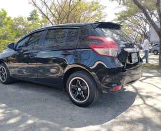 Frontansicht eines Mietwagens Toyota Yaris in Phuket, Thailand ✓ Auto Nr.15376. ✓ Automatisch TM ✓ 0 Bewertungen.