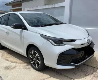 Frontansicht eines Mietwagens Toyota Yaris in Phuket, Thailand ✓ Auto Nr.15375. ✓ Automatisch TM ✓ 0 Bewertungen.