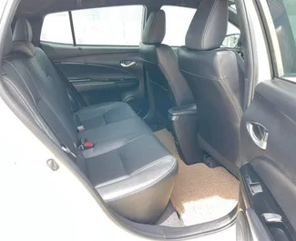 Benzin 1,2L Motor von Toyota Yaris 2022 zur Miete in Phuket.