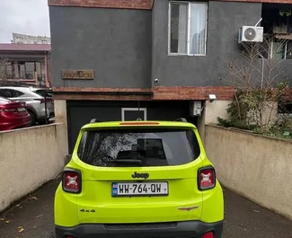 Benzin 2,0L Motor von Jeep Renegade 2017 zur Miete in Tiflis.