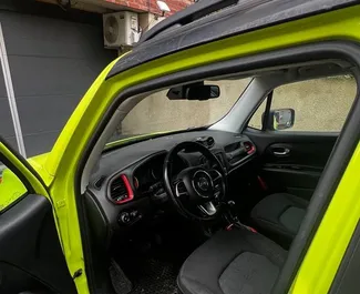 Innenraum von Jeep Renegade zur Miete in Georgien. Ein großartiges 5-Sitzer Fahrzeug mit Automatisch Getriebe.