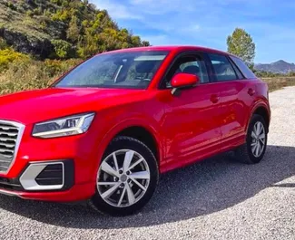 Frontansicht eines Mietwagens Audi Q2 am Flughafen Podgorica, Montenegro ✓ Auto Nr.15662. ✓ Automatisch TM ✓ 0 Bewertungen.