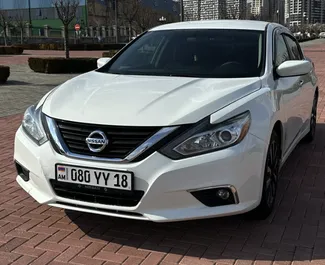 Frontansicht eines Mietwagens Nissan Altima am Flughafen Eriwan, Armenien ✓ Auto Nr.15869. ✓ Automatisch TM ✓ 0 Bewertungen.