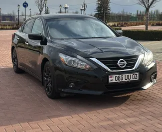 Frontansicht eines Mietwagens Nissan Altima am Flughafen Eriwan, Armenien ✓ Auto Nr.15865. ✓ Automatisch TM ✓ 0 Bewertungen.