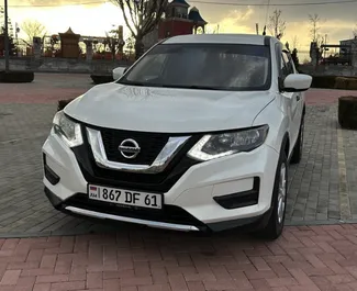 Frontansicht eines Mietwagens Nissan Rogue am Flughafen Eriwan, Armenien ✓ Auto Nr.15871. ✓ Automatisch TM ✓ 0 Bewertungen.