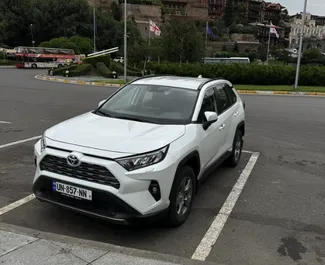 Mietwagen Toyota Rav4 2024 in Georgien, mit Hybride-Kraftstoff und 180 PS ➤ Ab 210 GEL pro Tag.