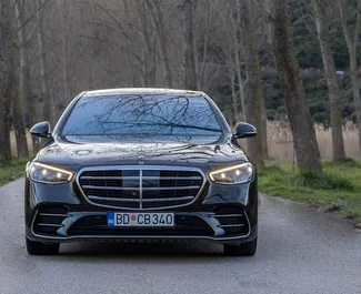 Frontansicht eines Mietwagens Mercedes-Benz S500 in Becici, Montenegro ✓ Auto Nr.15905. ✓ Automatisch TM ✓ 0 Bewertungen.