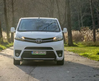 Frontansicht eines Mietwagens Toyota Proace Verso in Becici, Montenegro ✓ Auto Nr.15910. ✓ Automatisch TM ✓ 0 Bewertungen.