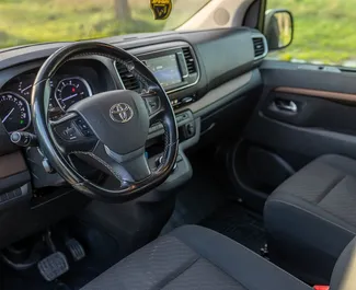 Diesel 2,5L Motor von Toyota Proace Verso 2023 zur Miete in Becici.