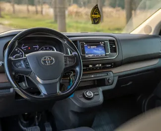 Toyota Proace Verso 2023 zur Miete verfügbar in Becici, mit Kilometerbegrenzung unbegrenzte.
