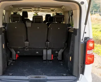 Toyota Proace Verso 2023 mit Antriebssystem Frontantrieb, verfügbar in Becici.
