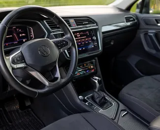 Volkswagen Tiguan 2023 mit Antriebssystem Frontantrieb, verfügbar in Becici.