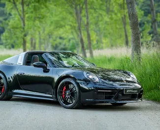 Innenraum von Porsche 911 Carrera Cabrio zur Miete in Montenegro. Ein großartiges 4-Sitzer Fahrzeug mit Automatisch Getriebe.