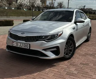 Frontansicht eines Mietwagens Kia Optima am Flughafen Eriwan, Armenien ✓ Auto Nr.15861. ✓ Automatisch TM ✓ 0 Bewertungen.
