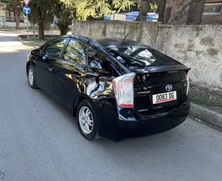 Vermietung Toyota Prius. Wirtschaft, Komfort Fahrzeug zur Miete in Georgien ✓ Kaution Einzahlung von 300 GEL ✓ Versicherungsoptionen KFZ-HV, VKV Plus, VKV Komplett, Insassen, Diebstahlschutz.