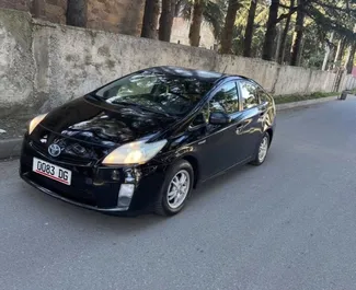 Frontansicht eines Mietwagens Toyota Prius in Kutaisi, Georgien ✓ Auto Nr.15896. ✓ Automatisch TM ✓ 0 Bewertungen.