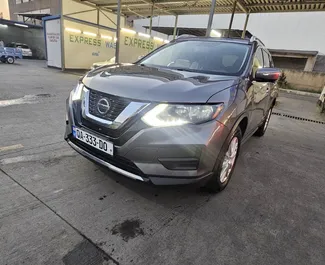 Benzin 2,5L Motor von Nissan Rogue 2018 zur Miete in Tiflis.
