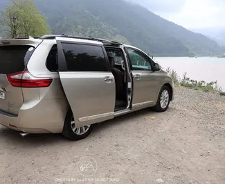 Frontansicht eines Mietwagens Toyota Sienna in Batumi, Georgien ✓ Auto Nr.15779. ✓ Automatisch TM ✓ 0 Bewertungen.