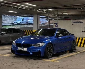 Innenraum von BMW 428i Cabrio zur Miete in Georgien. Ein großartiges 4-Sitzer Fahrzeug mit Automatisch Getriebe.