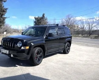 Frontansicht eines Mietwagens Jeep Patriot in Tiflis, Georgien ✓ Auto Nr.15511. ✓ Automatisch TM ✓ 0 Bewertungen.
