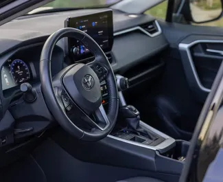 Innenraum von Skoda Kodiaq zur Miete in Montenegro. Ein großartiges 7-Sitzer Fahrzeug mit Automatisch Getriebe.