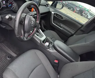 Mietwagen Toyota Rav4 2022 in Georgien, mit Hybride-Kraftstoff und 218 PS ➤ Ab 150 GEL pro Tag.