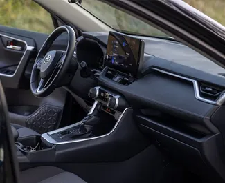 Vermietung Toyota Rav4. Komfort, SUV, Crossover Fahrzeug zur Miete in Montenegro ✓ Kaution Einzahlung von 300 EUR ✓ Versicherungsoptionen KFZ-HV.