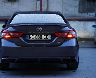 Innenraum von Toyota Camry zur Miete in Georgien. Ein großartiges 5-Sitzer Fahrzeug mit Automatisch Getriebe.