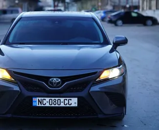 Frontansicht eines Mietwagens Toyota Camry in Tiflis, Georgien ✓ Auto Nr.15819. ✓ Automatisch TM ✓ 0 Bewertungen.